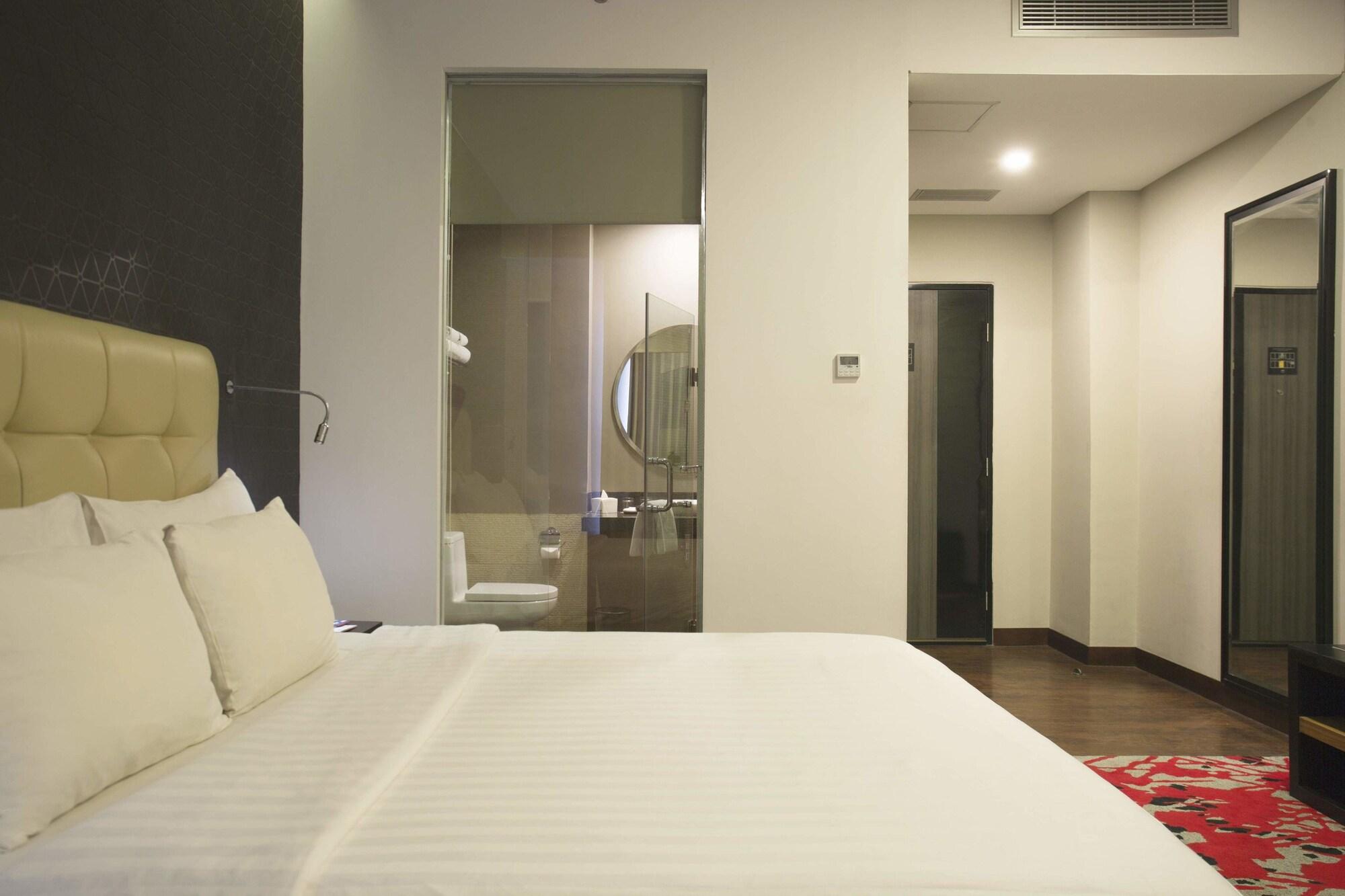 Liberty Hotel Thamrin Джакарта Экстерьер фото