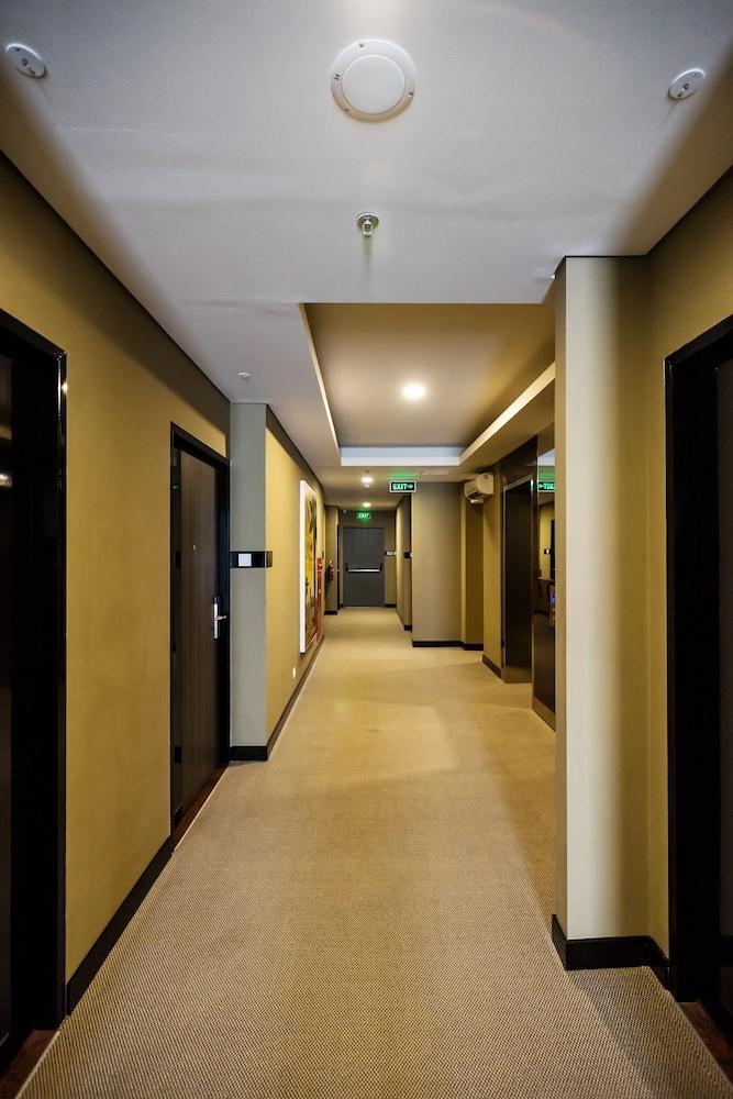 Liberty Hotel Thamrin Джакарта Экстерьер фото